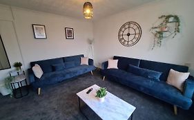 6 Bed, Sleeps 8, 1 Mile From New Cross Hospital, 10 Mins From M6 Jct 10 & M54 Jct 1